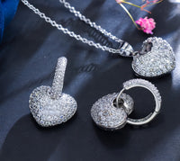 Set de cadena con dije y aretes de corazón con baño de chapa de oro con chispas de zirconias, estilo bright hearts