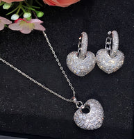 Set de cadena con dije y aretes de corazón con baño de chapa de oro con chispas de zirconias, estilo bright hearts