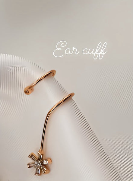 Broche para oreja en baño de chapa de oro, estilo Ear clasp con zirconias.