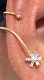 Broche para oreja en baño de chapa de oro, estilo Ear clasp con zirconias.