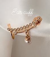 Broche para oreja en baño de chapa de oro, estilo Ear clasp con zirconias.