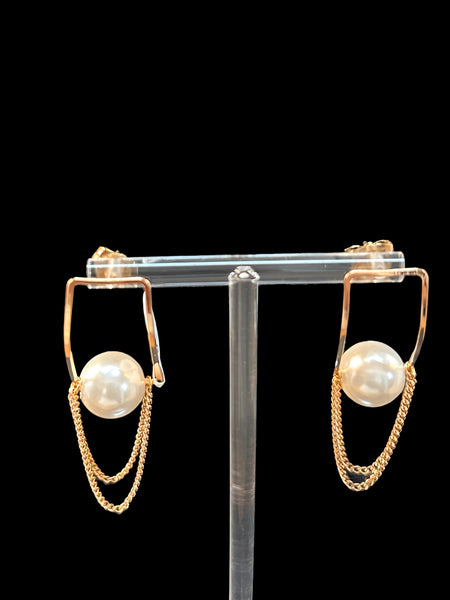 Aretes en baño con chapa de oro, perla sintética y cadenas