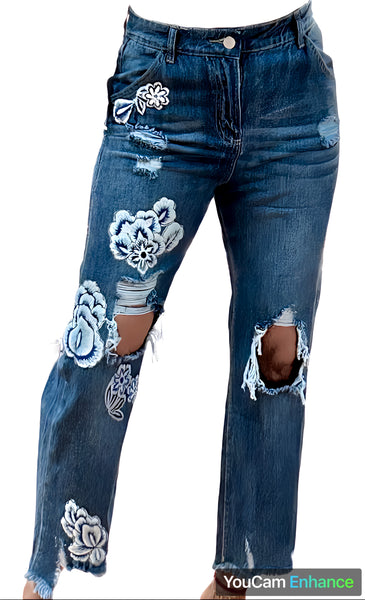 Pantalon de mezclilla tiro alto desgarrados con parches bordados de flores blanco con azul.